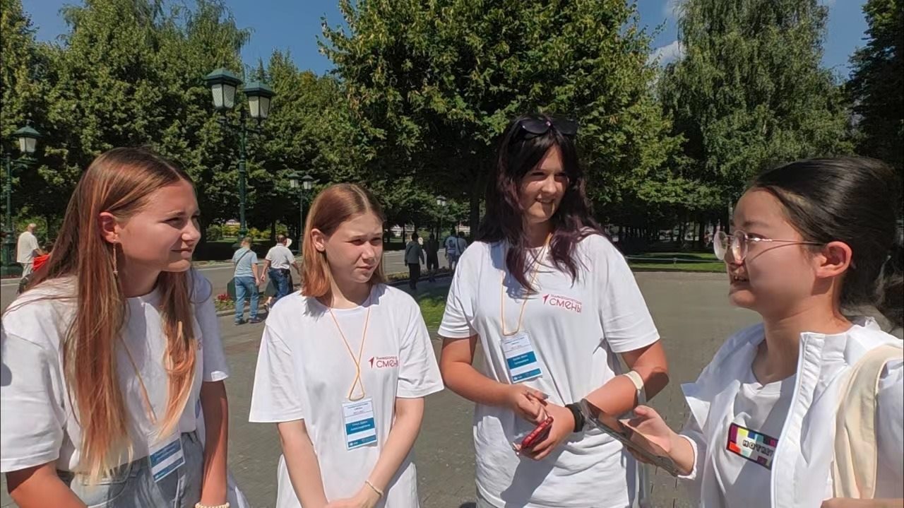 調(diào)研團在街頭采訪。北京外國語大學(xué)供圖