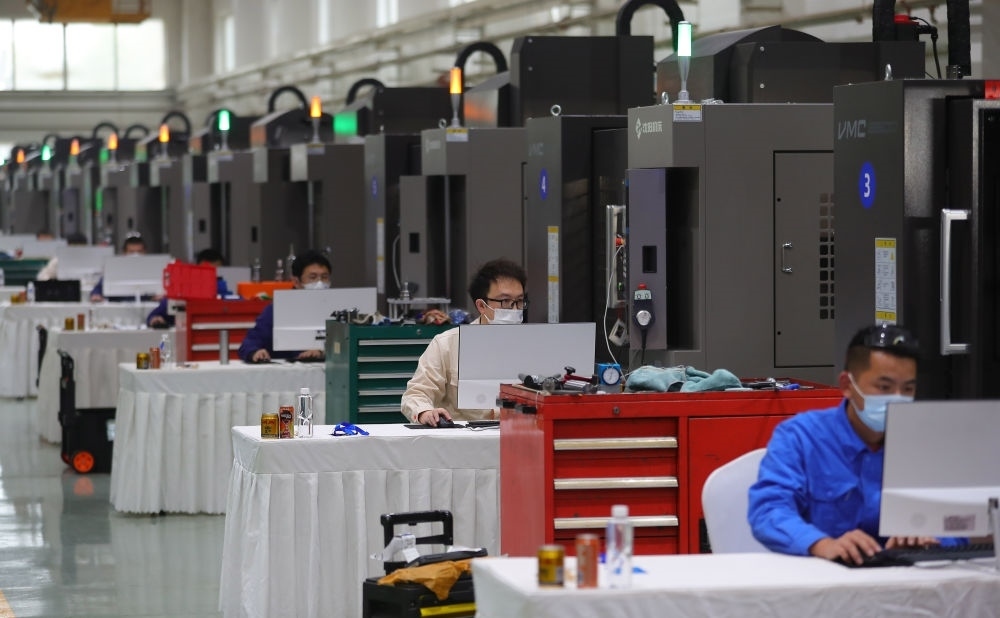 參賽選手在在2022“一帶一路”暨金磚國家技能發(fā)展與技術(shù)創(chuàng)新之“通用技術(shù)杯”數(shù)控多軸加工大賽中比拼（2022年11月10日攝）。新華社記者 楊青 攝