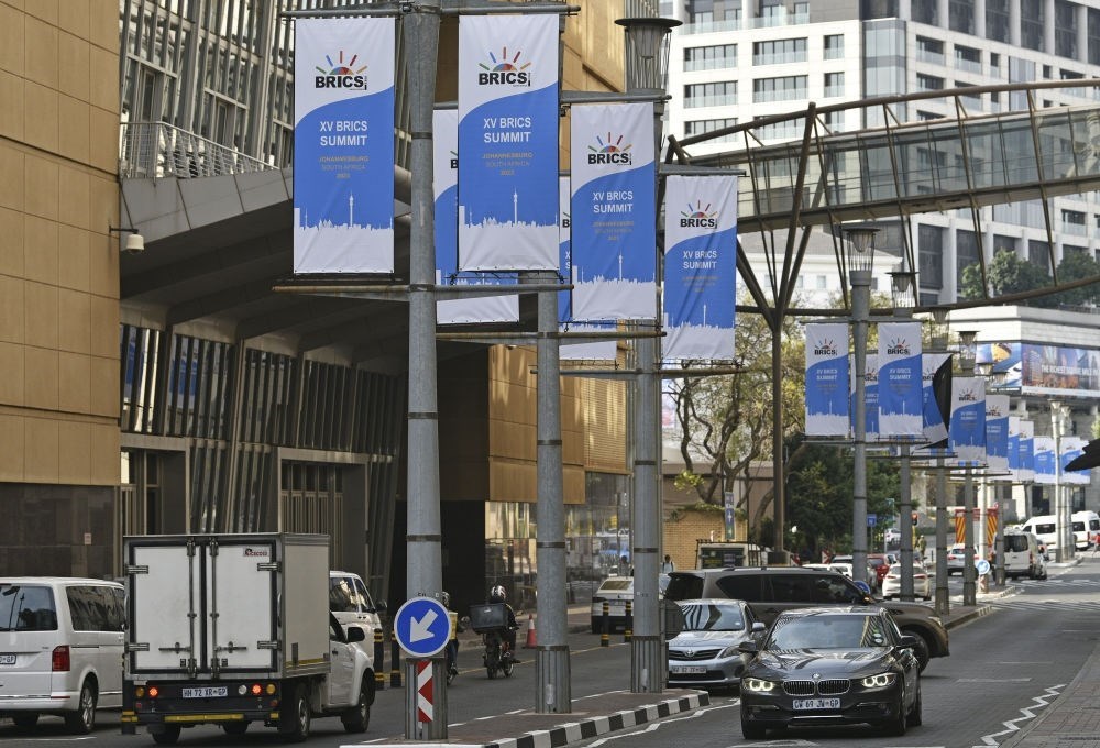 這是8月17日在南非約翰內(nèi)斯堡拍攝的金磚峰會條幅。金磚國家領(lǐng)導(dǎo)人第十五次會晤將于南非約翰內(nèi)斯堡舉行。新華社記者 陳誠 攝