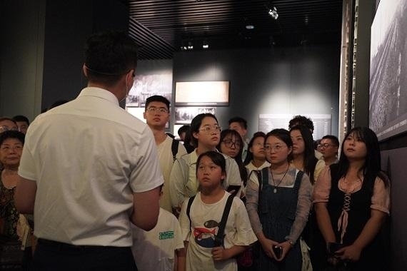 （講解員為記者團同學(xué)們講述歷史。北京舞蹈學(xué)院 全峻汐攝