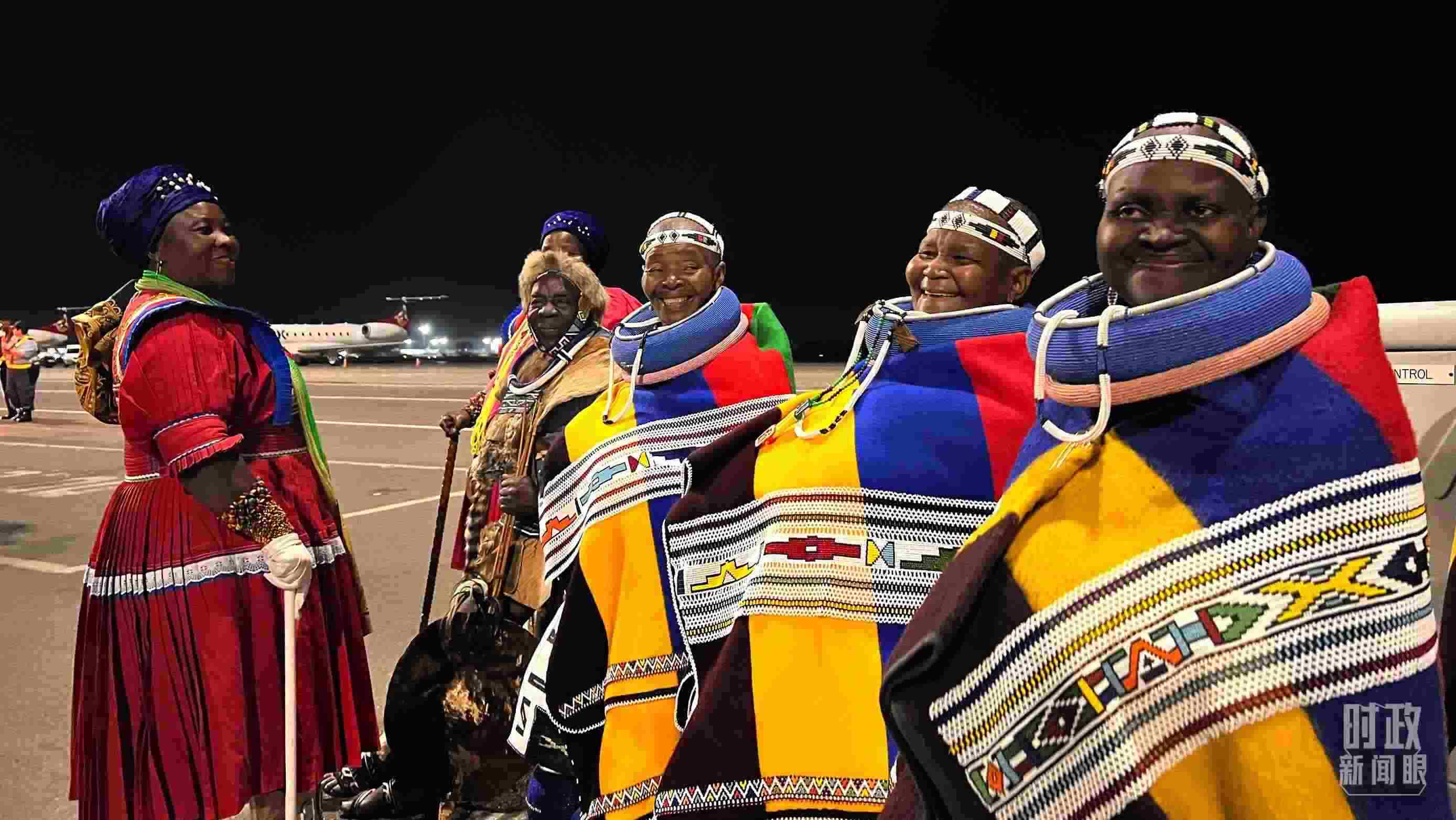 △身穿民族服裝的當(dāng)?shù)孛癖?。（總臺(tái)央視記者程鋮拍攝）