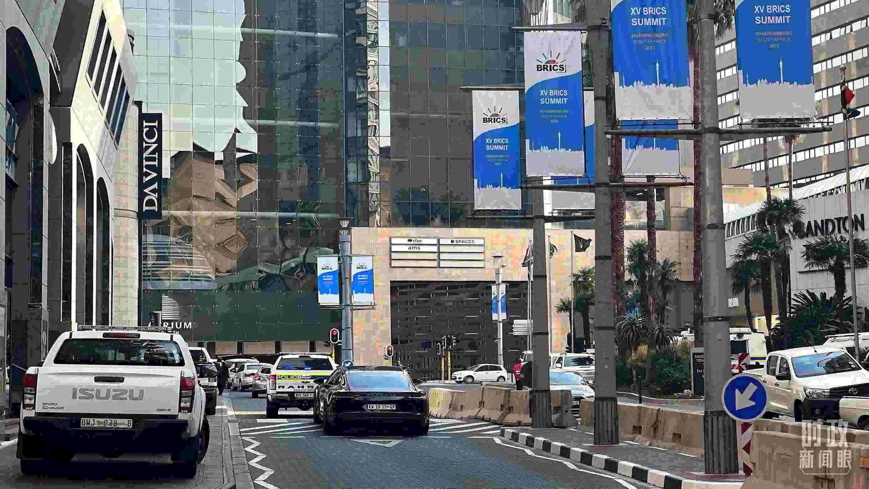 △約翰內(nèi)斯堡，街頭懸掛金磚峰會(huì)條幅。（總臺(tái)央視記者韓銳拍攝）