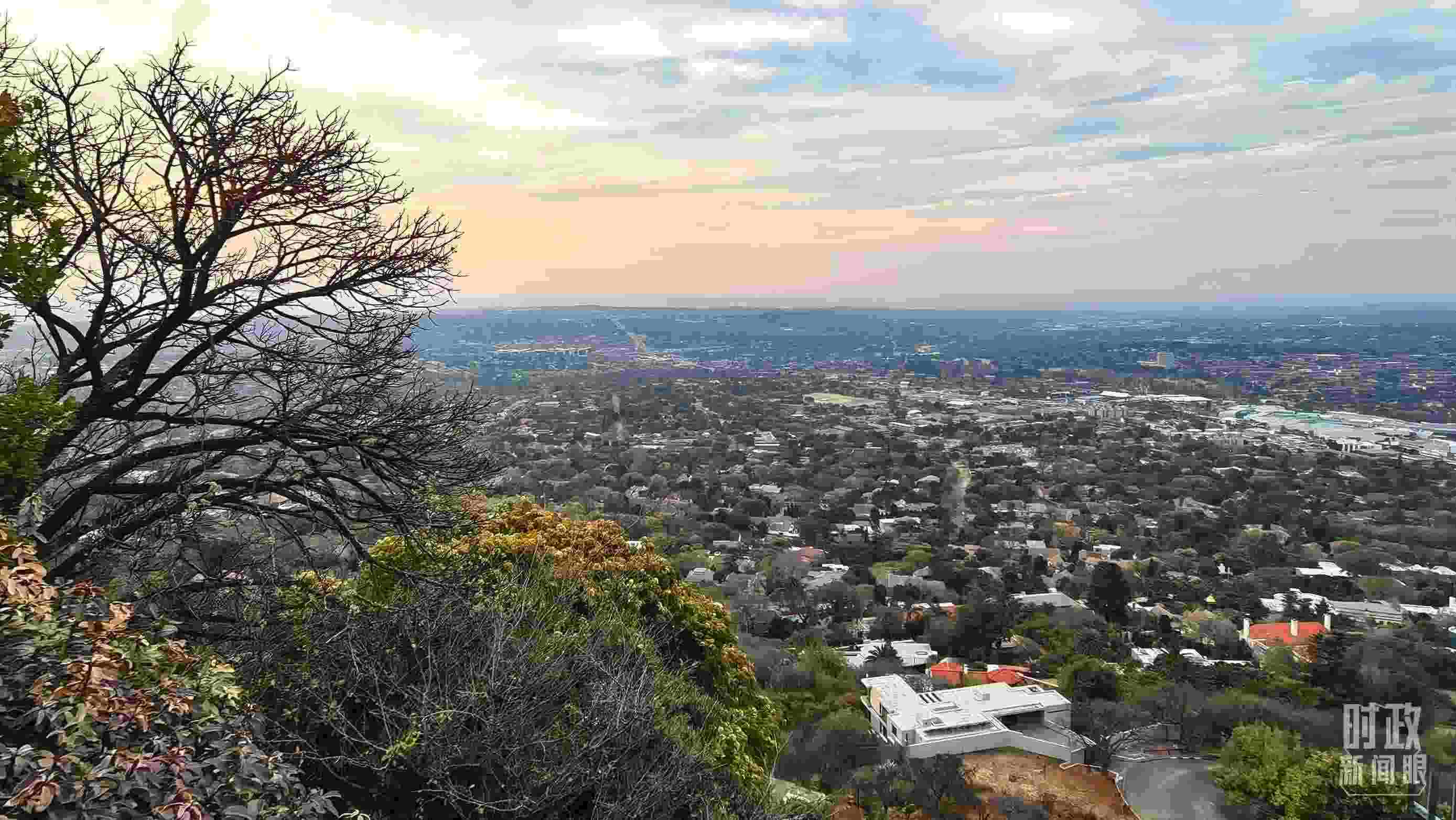 △ 俯瞰南非約翰內(nèi)斯堡。（總臺(tái)央視記者韓銳拍攝）