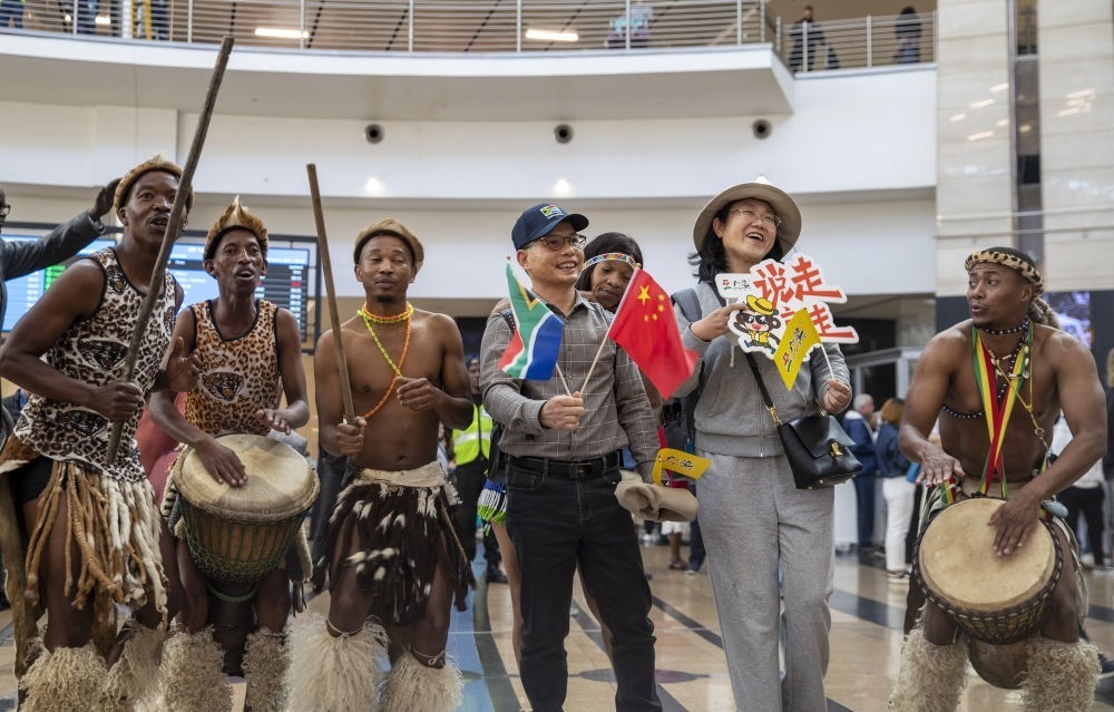 在南非約翰內(nèi)斯堡坦博國際機(jī)場，南非舞蹈演員歡迎中國試點(diǎn)恢復(fù)出境團(tuán)隊旅游后首批抵達(dá)南非的中國游客（2023年3月29日攝）。