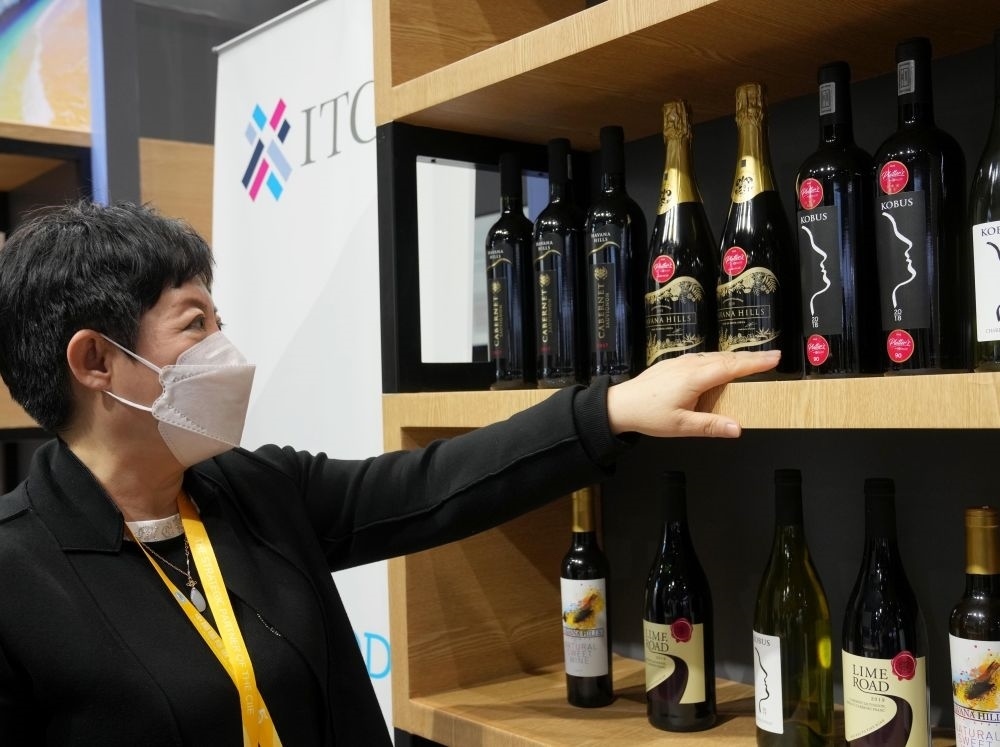 這是在中國上海舉行的第五屆進(jìn)博會上拍攝的來自南非的葡萄酒（2022年11月7日攝）。