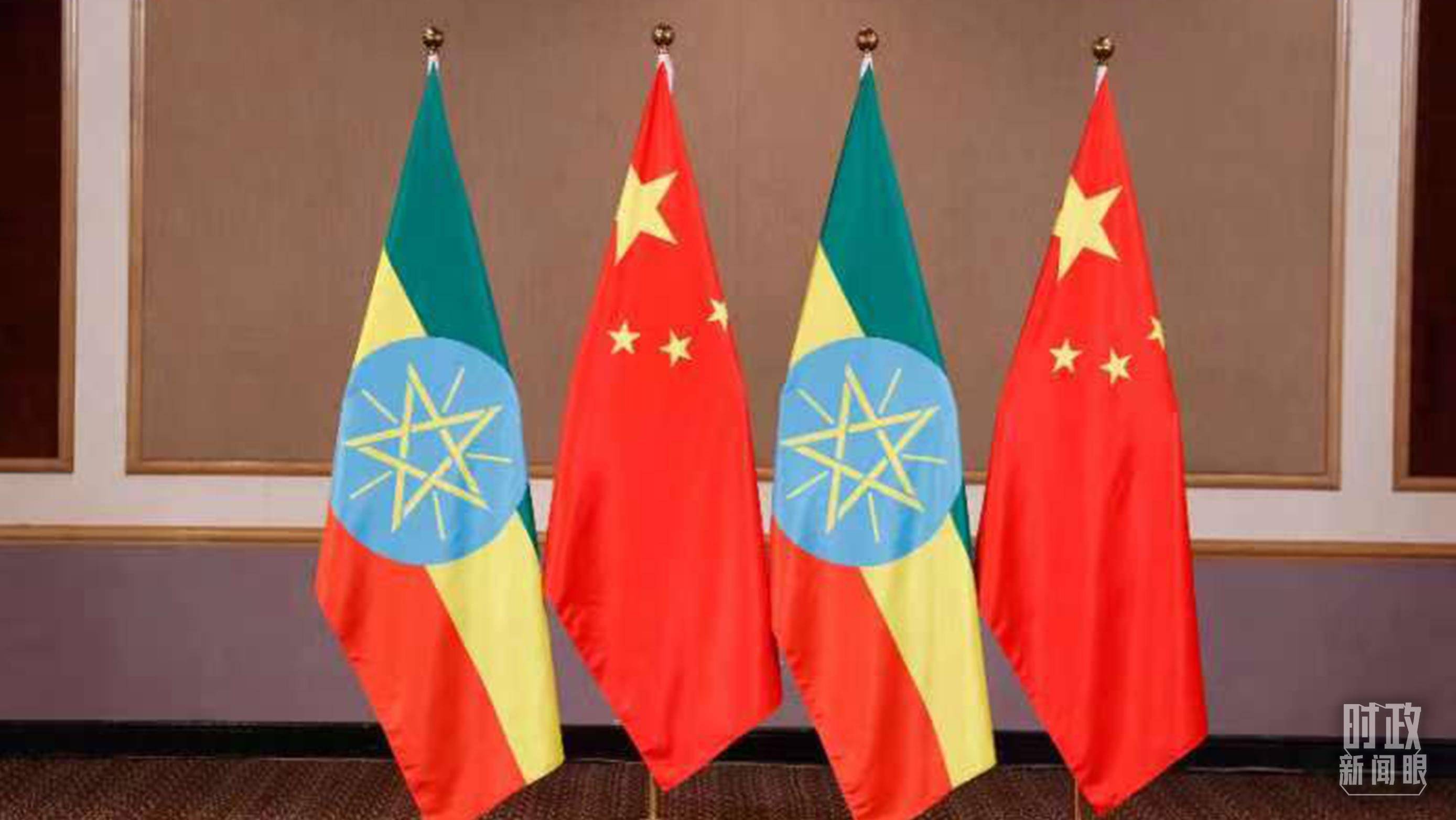 △會見現(xiàn)場的中國、埃塞兩國國旗。（總臺央視記者耿小龍拍攝）