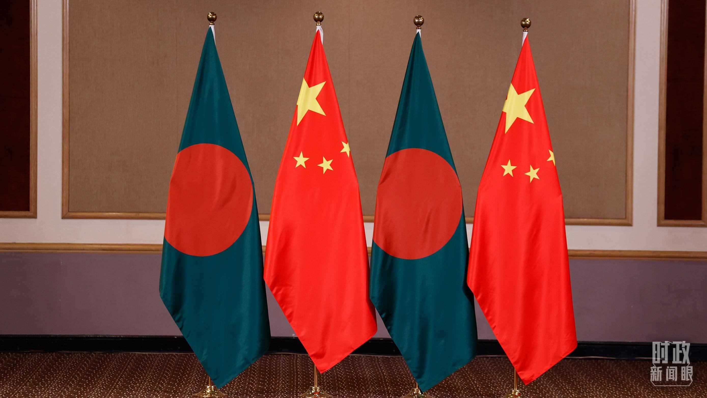△會見現(xiàn)場的中孟兩國國旗。（總臺央視記者耿小龍拍攝）