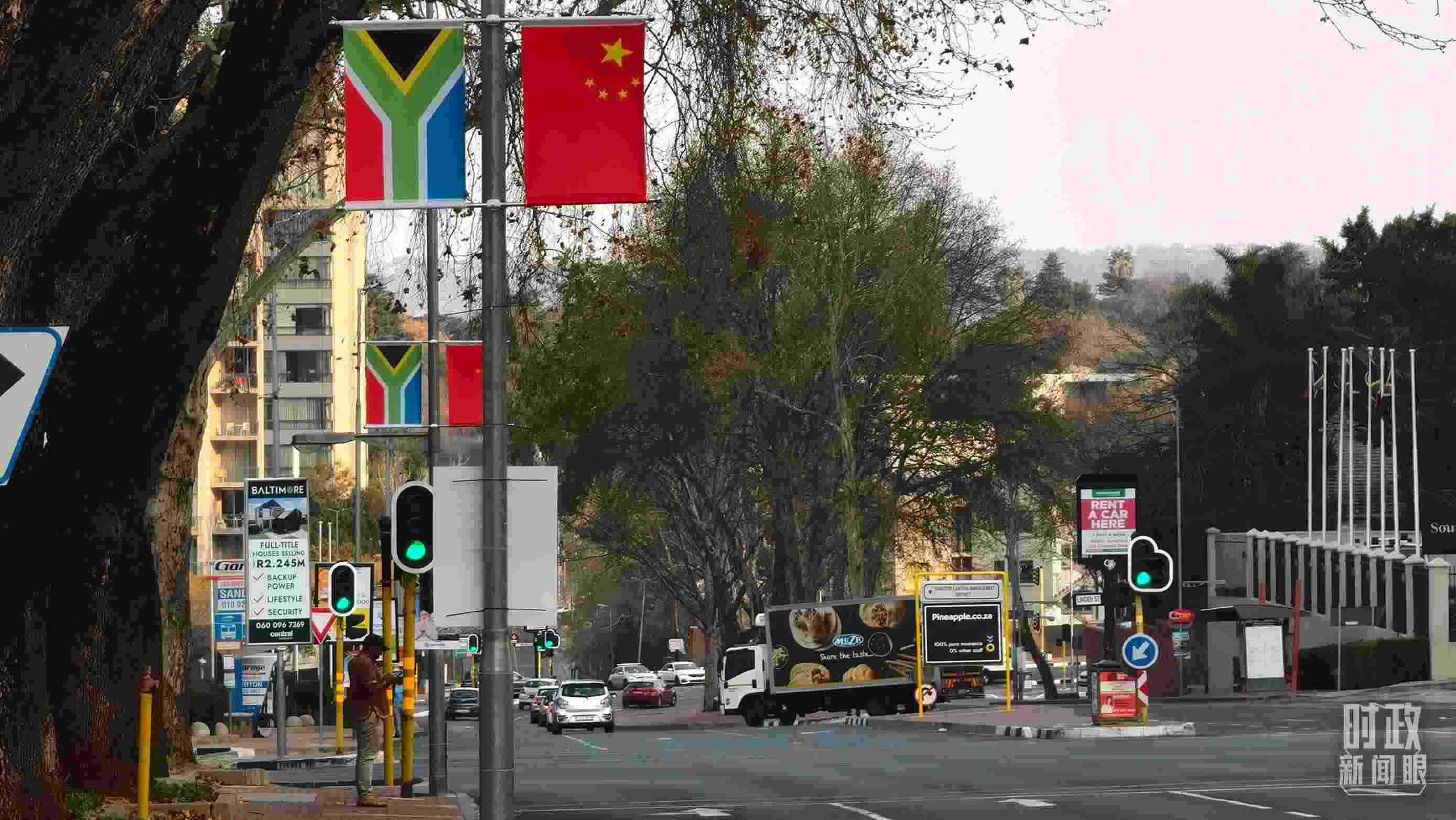 △約翰內(nèi)斯堡街道兩側懸掛的中國國旗。（總臺央視記者韓銳拍攝）