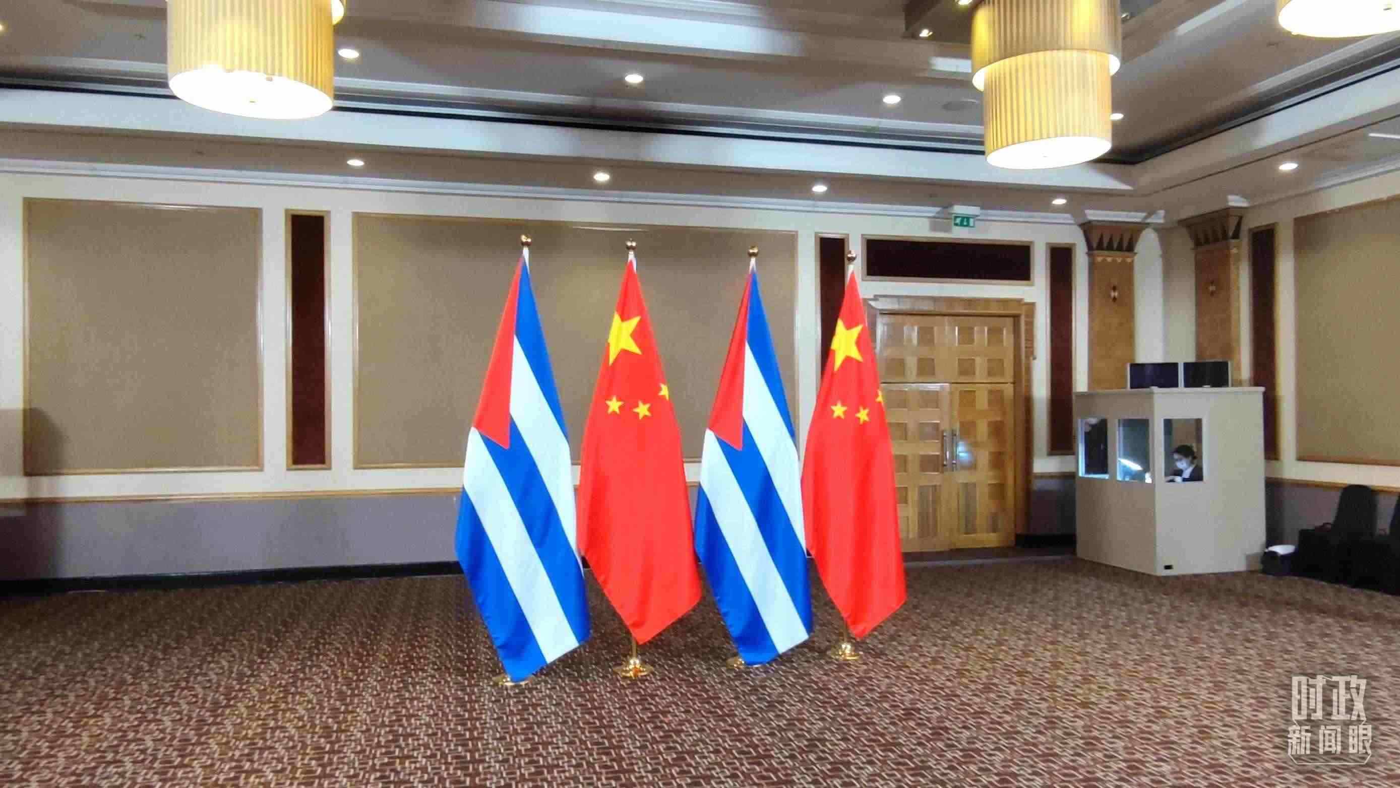 △會見現(xiàn)場的中古兩國國旗。（總臺央視記者耿小龍拍攝）