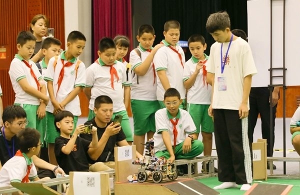 青少年學(xué)生現(xiàn)場觀看比賽。北京工商大學(xué)供圖