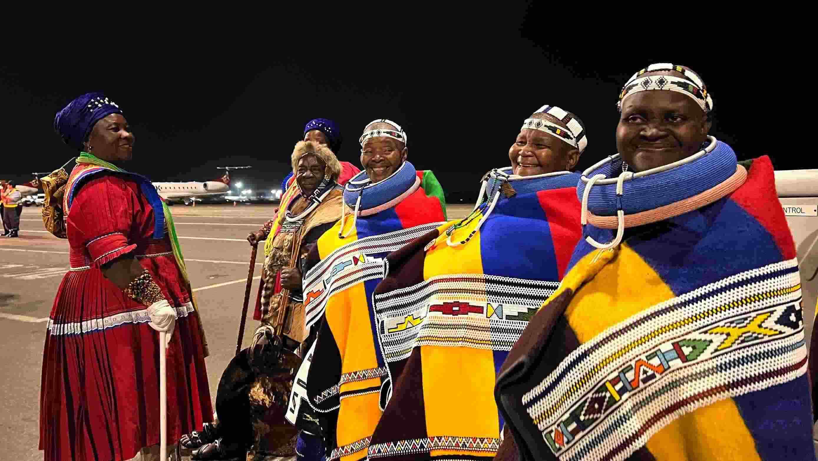 當?shù)貢r間2023年8月21日晚，習近平主席乘坐的專機抵達南非約翰內(nèi)斯堡坦博國際機場，這是身穿民族服飾迎接的當?shù)厝罕姟? width=