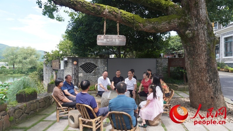 余杭區(qū)徑山鎮(zhèn)小古城村村民在“樟樹下議事”。人民網(wǎng)肖聰聰攝