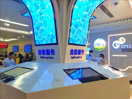 市民在中國（廣西）自由貿(mào)易區(qū)南寧片區(qū)綜合服務(wù)大廳辦理業(yè)務(wù)。人民網(wǎng) 付華周攝