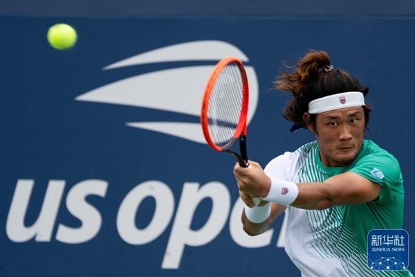 張之臻在比賽中回球。新華社記者 劉杰 攝