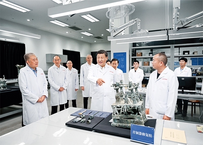 2023年7月25日至27日，中共中央總書(shū)記、國(guó)家主席、中央軍委主席習(xí)近平在四川考察。這是26日下午，習(xí)近平在位于德陽(yáng)市廣漢市的三星堆博物館文物保護(hù)與修復(fù)館，同現(xiàn)場(chǎng)工作人員親切交流。 新華社記者 謝環(huán)馳/攝