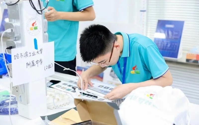 △今年7月，“逐夢蒼穹”科技主題教育活動在北京市八一學(xué)校舉辦。來自全國各地的百余名師生，在動手實(shí)踐中學(xué)習(xí)航天知識、提高創(chuàng)新能力。