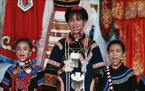 △今年7月，在成都大運(yùn)會開幕式上，從大山深處走來的孩子們，自信地站在舞臺中央，以歌聲表達(dá)對未來的憧憬。