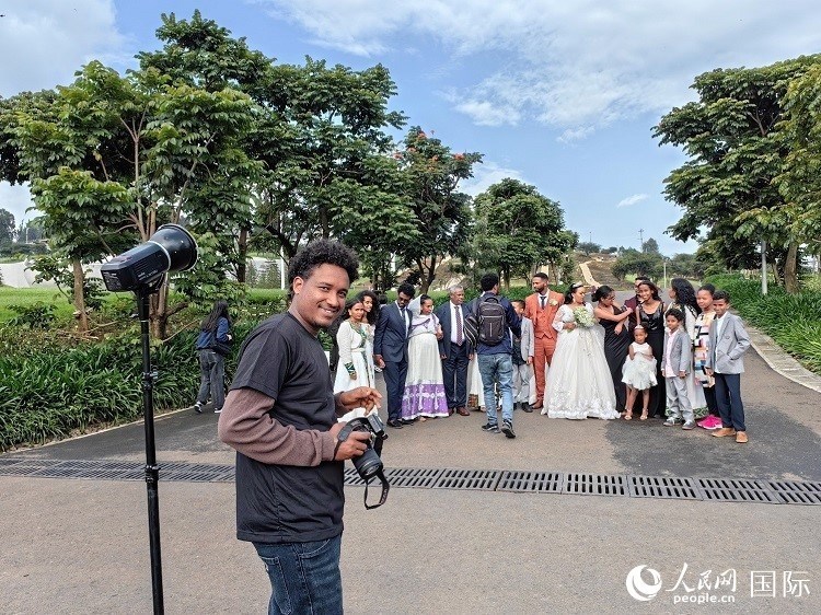 一對(duì)新人和親友在亞的斯亞貝巴友誼廣場合影。人民網(wǎng)記者 陳星星攝