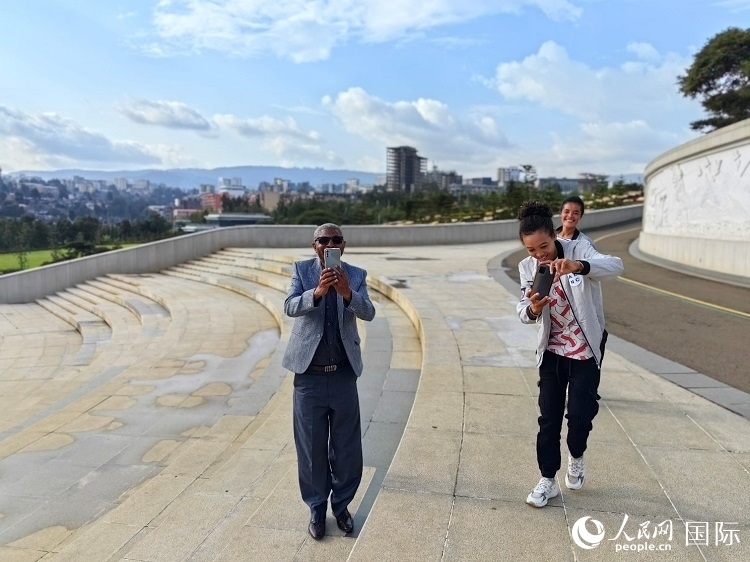 亞的斯亞貝巴友誼廣場的游客與人民網(wǎng)記者互動(dòng)。人民網(wǎng)記者 陳星星攝