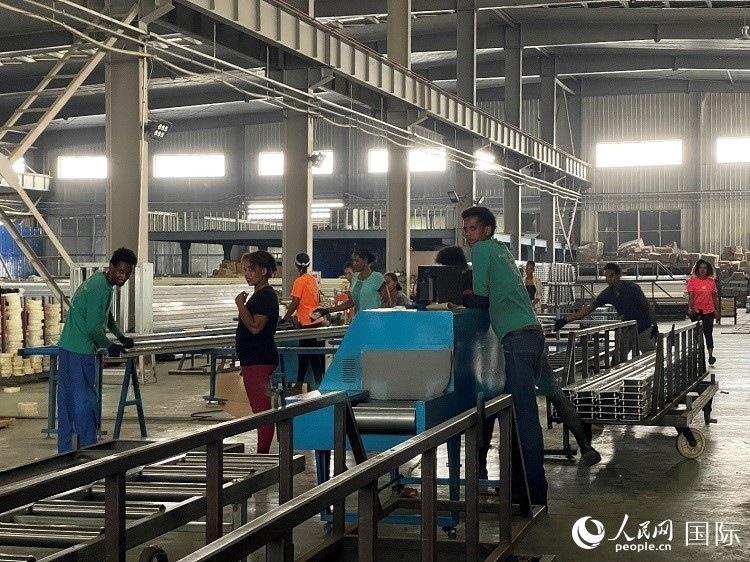 東方工業(yè)園華嘉鋁業(yè)生產(chǎn)車間。人民網(wǎng)記者 趙艷紅攝