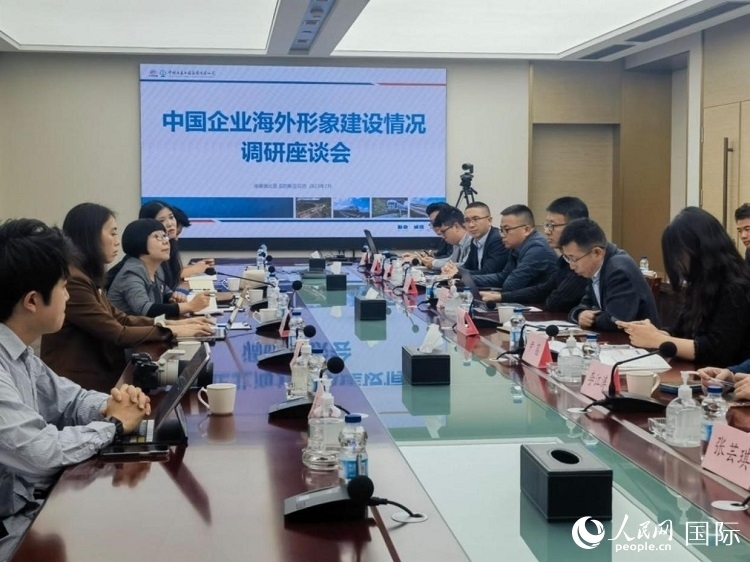 埃塞俄比亞中國商會(huì)企業(yè)代表與人民網(wǎng)記者座談。人民網(wǎng)記者 劉寧攝