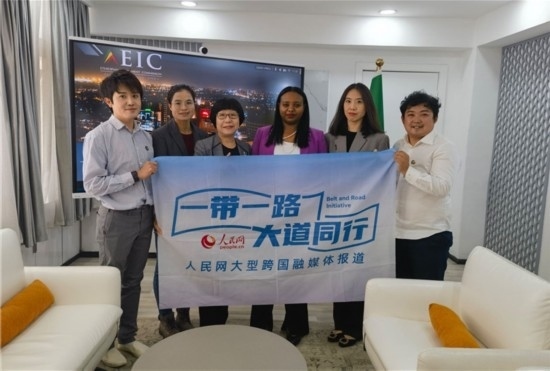 埃塞俄比亞投資委主任萊利斯（右三）、萬巧云（左二）與人民網(wǎng)記者合影。