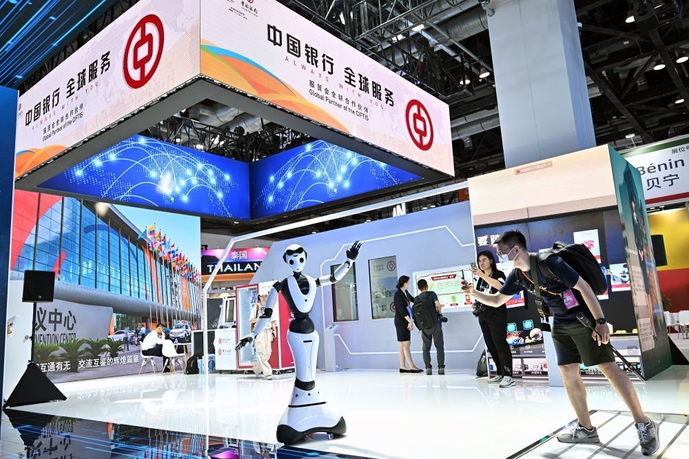 9月1日，媒體記者在國(guó)家會(huì)議中心中國(guó)銀行展臺(tái)拍攝一款迎賓接待機(jī)器人。新華社記者 李鑫 攝