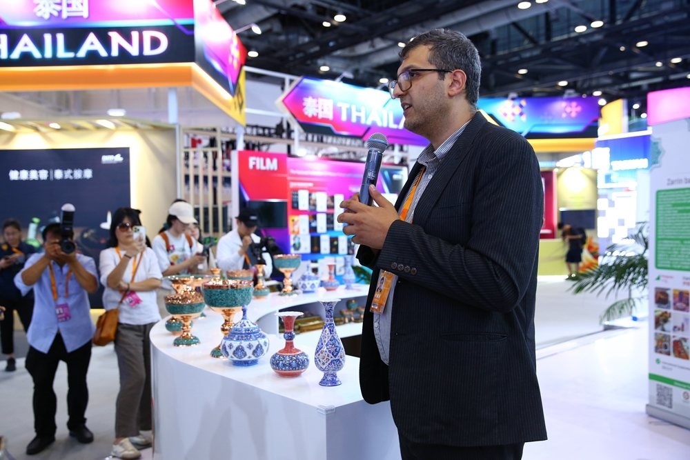 9月1日，參展商在國(guó)家會(huì)議中心向媒體記者介紹展臺(tái)信息。新華社記者 孫瑋彤 攝