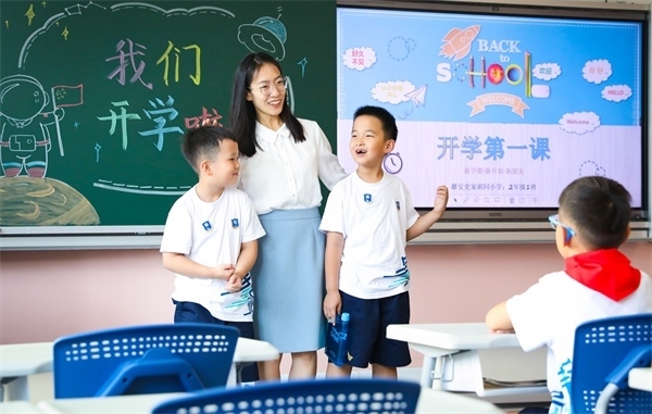 8月30日，雄安史家胡同小學(xué)學(xué)生體驗學(xué)校生活。