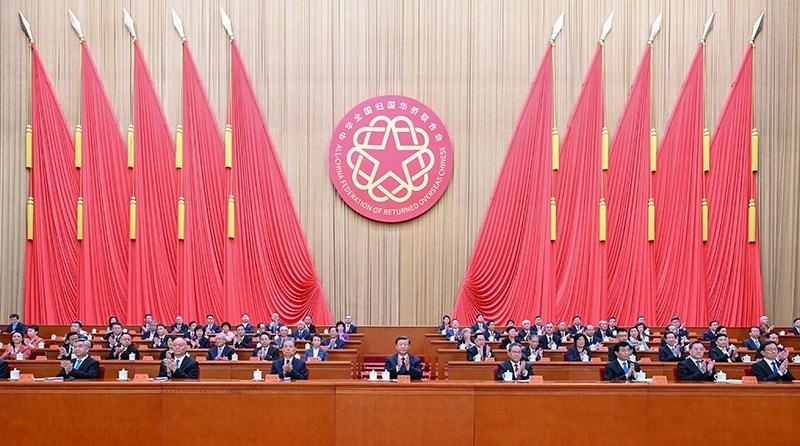 2023年8月31日，第十一次全國歸僑僑眷代表大會在北京人民大會堂開幕。習(xí)近平等黨和國家領(lǐng)導(dǎo)人到會祝賀