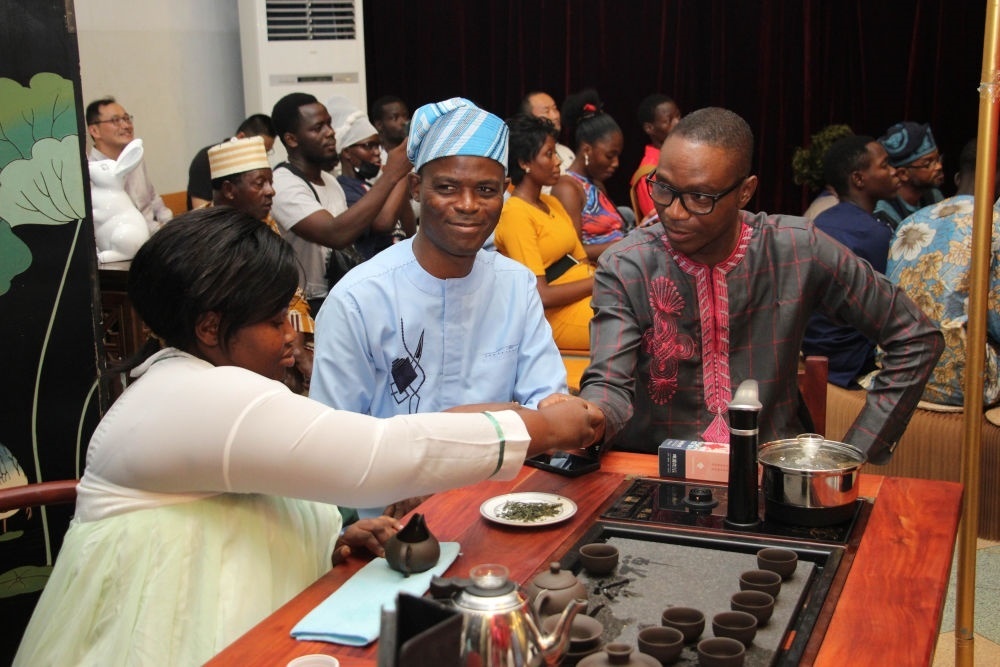 人們?cè)谪悓幙仆信悓幹袊幕行摹安韬吞煜隆ぱ偶鄭u有禮”文化交流活動(dòng)上品茶。