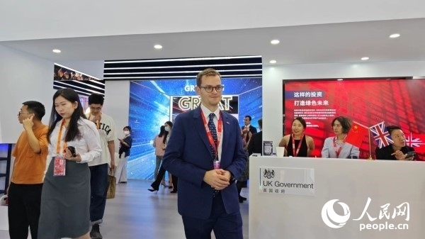9月2日，英國館館長、英國商業(yè)貿(mào)易部市場推廣主管康鵬接受人民網(wǎng)記者采訪。人民網(wǎng)記者 趙雯博攝