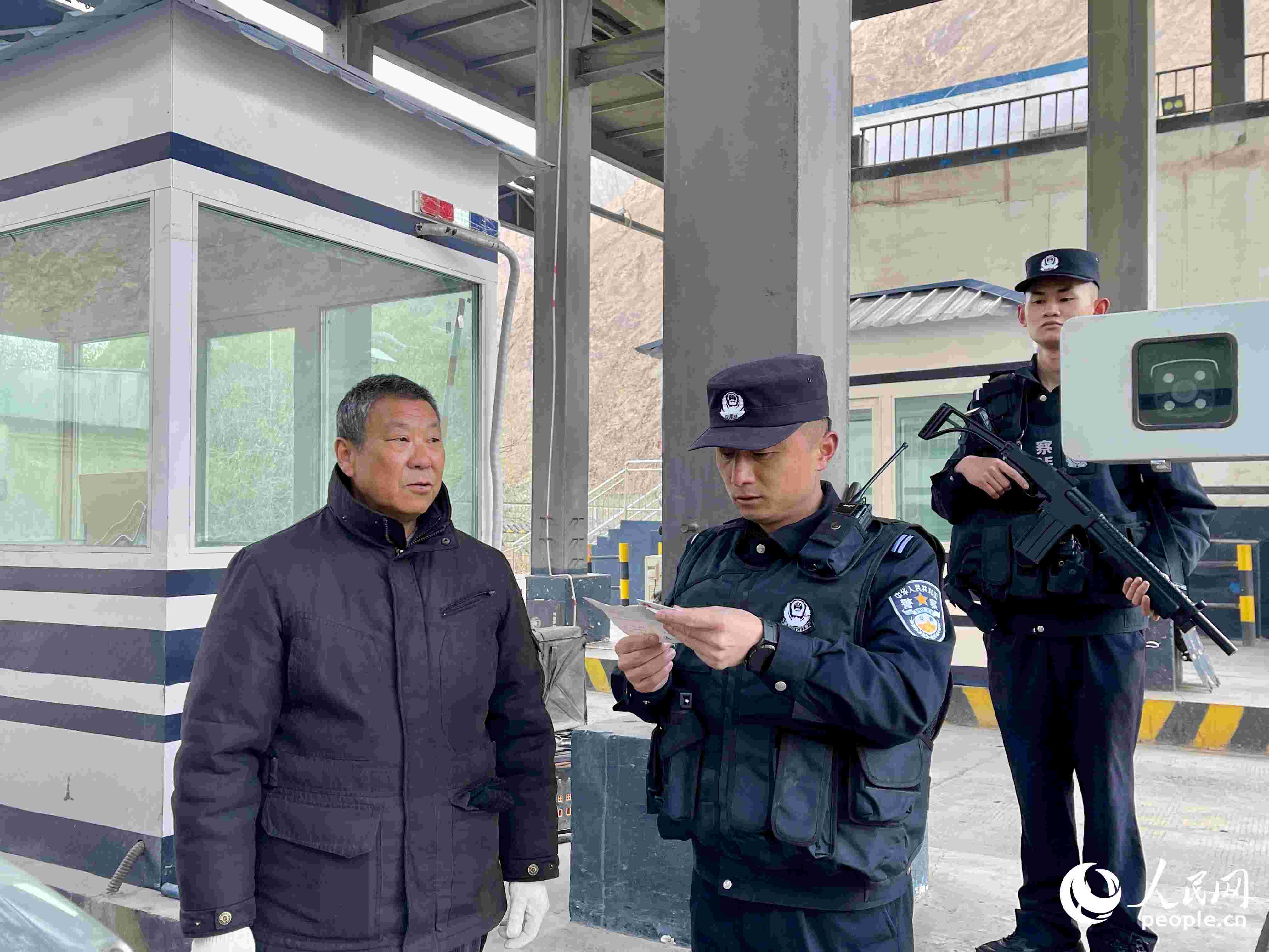 2023年5月10日，在庫(kù)地邊境檢查站，陳暢核對(duì)進(jìn)出邊境管理區(qū)人員信息。人民網(wǎng) 周靜圓攝