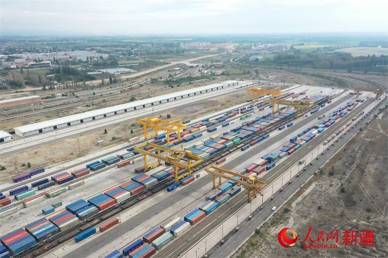 8月8日，在霍爾果斯口岸換裝廠區(qū)，工人正在進(jìn)行吊箱作業(yè)。 人民網(wǎng)記者 張力洋攝