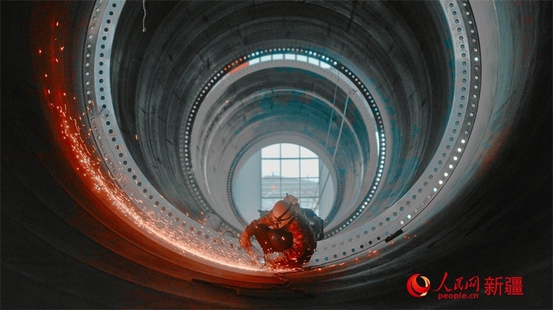 中國水利水電四局（塔城）裝備制造基地，工人們正在開展作業(yè)。 人民網(wǎng) 李欣洋攝