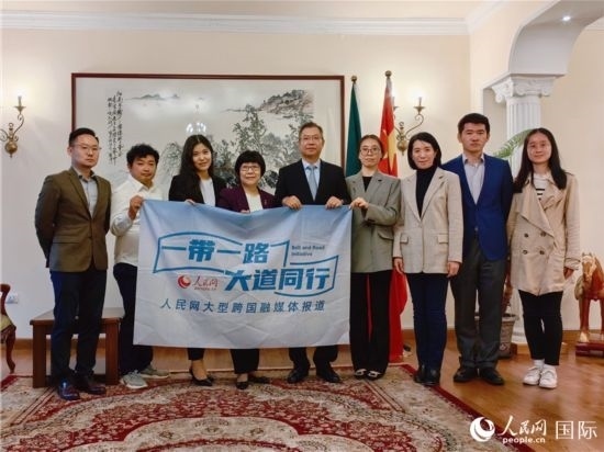 胡長(zhǎng)春大使、駐非盟使團(tuán)工作人員與人民網(wǎng)記者合影。