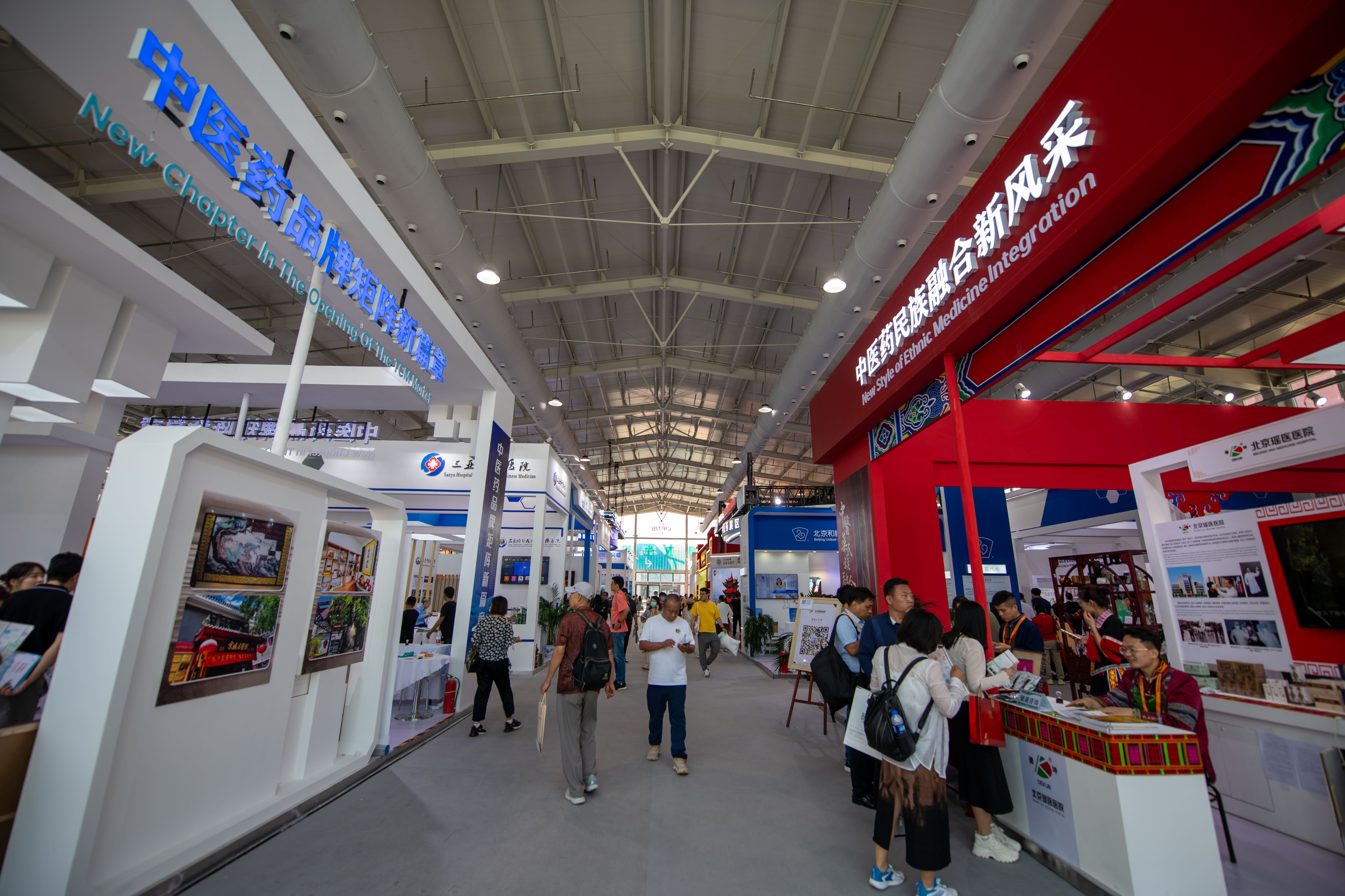 在位于首鋼園的健康衛(wèi)生服務(wù)展區(qū)，觀眾正在參觀。人民網(wǎng)記者 翁奇羽攝