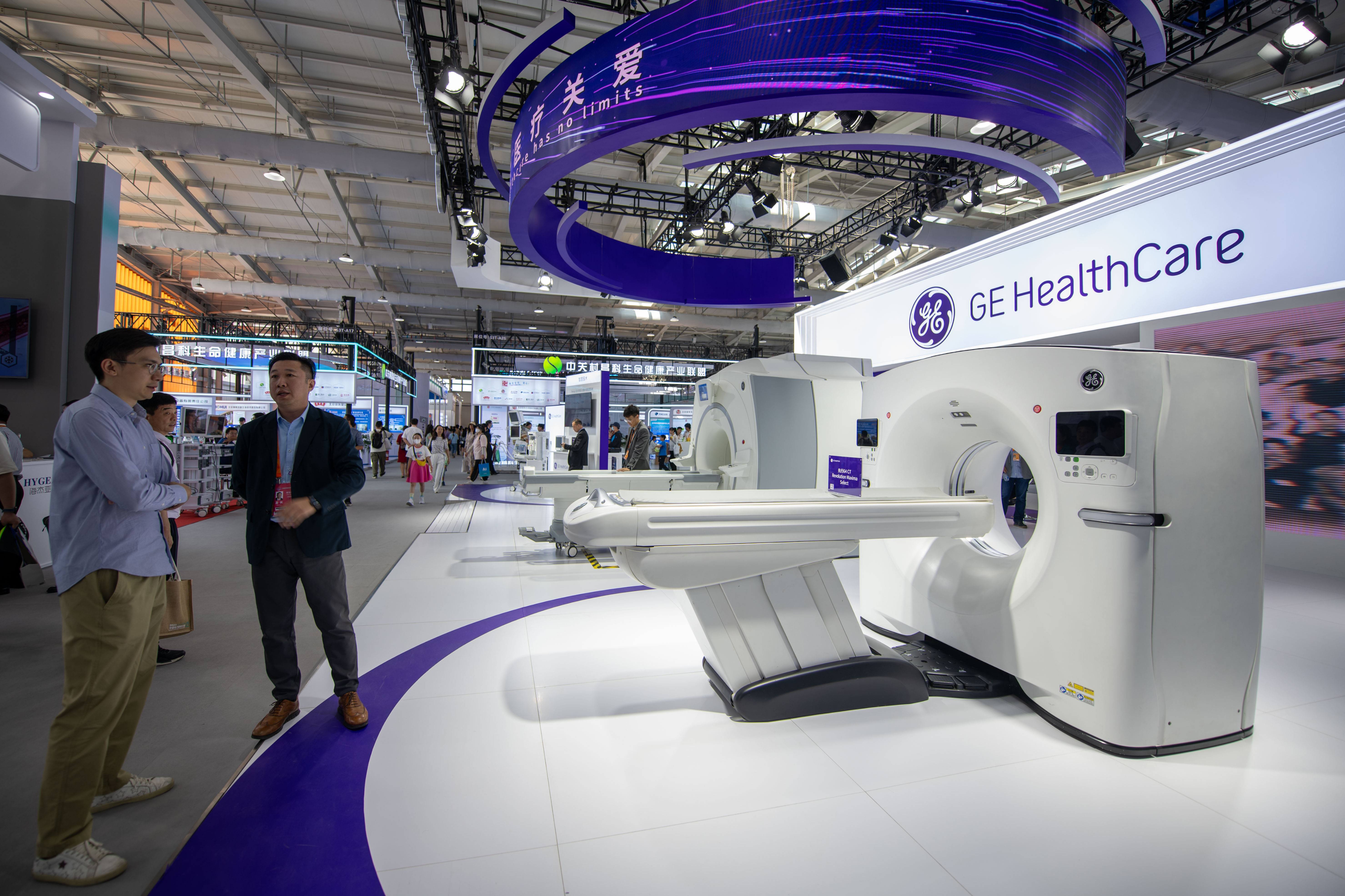 9月3日，在位于首鋼園的健康衛(wèi)生服務(wù)展區(qū)，觀眾正在參觀GE展臺。人民網(wǎng)記者 翁奇羽攝
