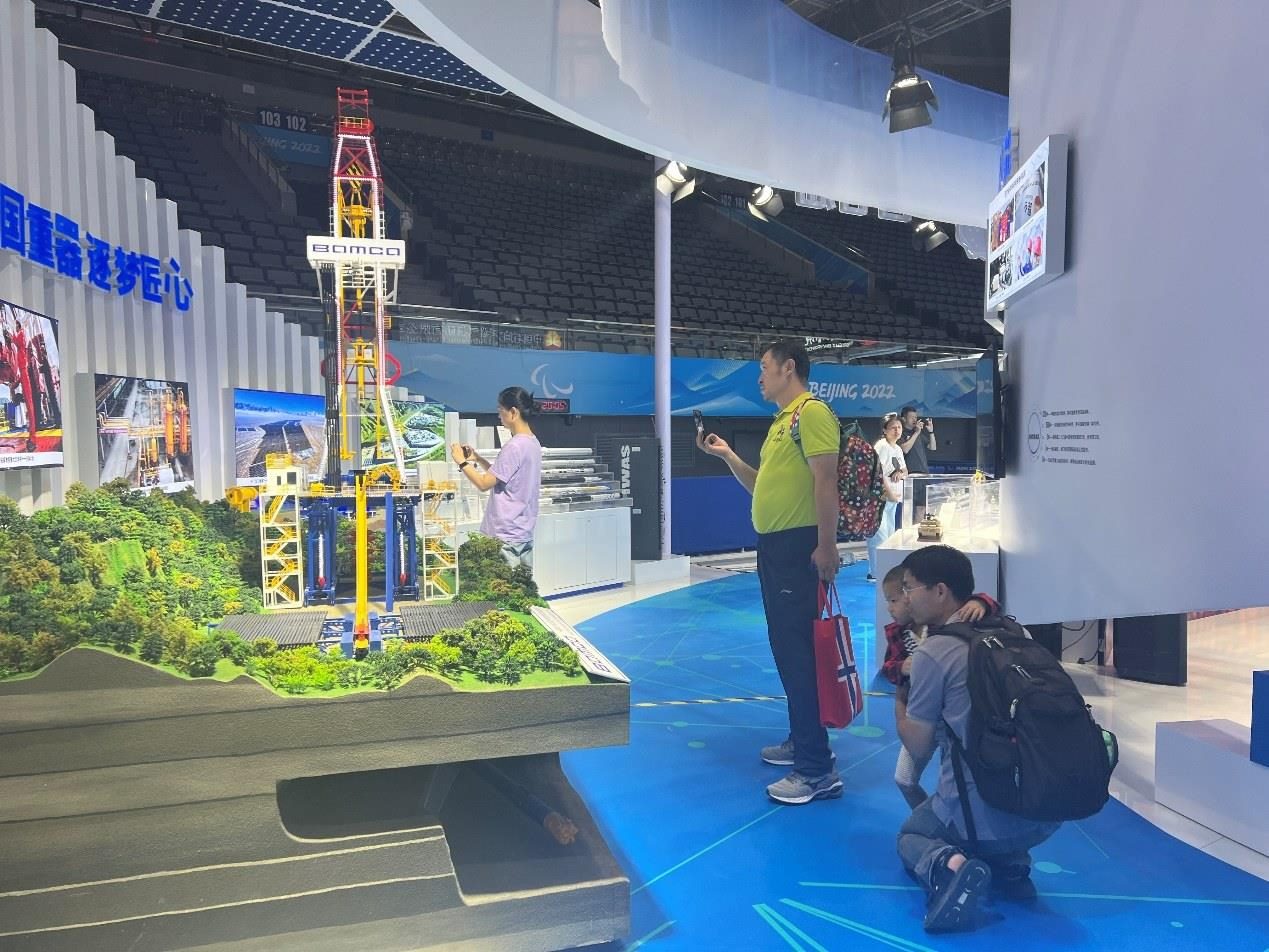 觀展群眾在國家體育館環(huán)境服務(wù)展區(qū)。人民網(wǎng) 歐陽易佳攝