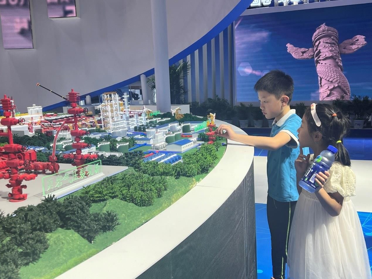 小朋友正在觀看展覽模型。人民網(wǎng) 歐陽易佳攝