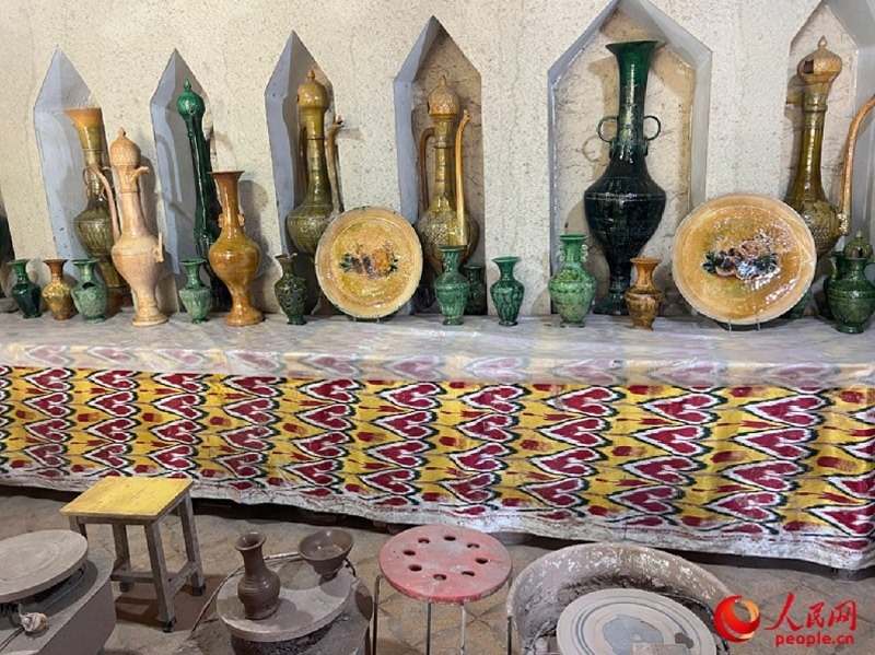 游客制作土陶體驗(yàn)區(qū)。人民網(wǎng)記者 常雪梅攝