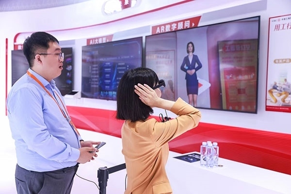 在工商銀行展臺，數(shù)字員工“工曉伴”與觀展游客互動(dòng)。受訪者供圖