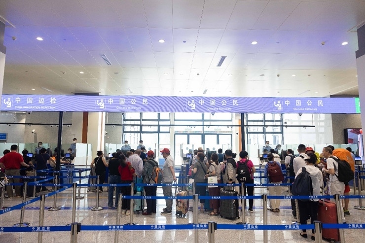 乘坐中老鐵路國際旅客列車的旅客在磨憨邊檢大廳排隊(duì)候檢。黃遠(yuǎn)飛 攝