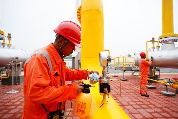 西氣東輸湖廣輸氣分公司員工在投產(chǎn)現(xiàn)場(chǎng)進(jìn)行天然氣驗(yàn)漏檢測(cè)。唐瑋峰攝