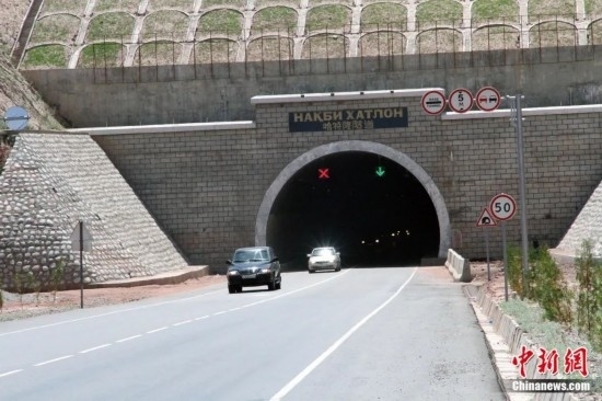 連接塔吉克斯坦南北的重要隧道之一哈特隆隧道由中國路橋承建，是塔國南北公路交通的重要干線道路，對促進(jìn)塔吉克斯坦南北交流和國民經(jīng)濟(jì)發(fā)展具有重要意義。田冰攝