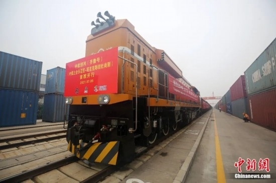 2021年7月5日，中國—上海合作組織地方經(jīng)貿(mào)合作示范區(qū)（簡稱“上合示范區(qū)”）前往塔吉克斯坦首都杜尚別的首班中歐班列（齊魯號）“上合快線”發(fā)出，從上合示范區(qū)青島多式聯(lián)運(yùn)中心啟程，為中國及日本、韓國等周邊國家和地區(qū)與塔吉克斯坦經(jīng)貿(mào)往來提供了全新的物流解決方案。胡耀杰 攝