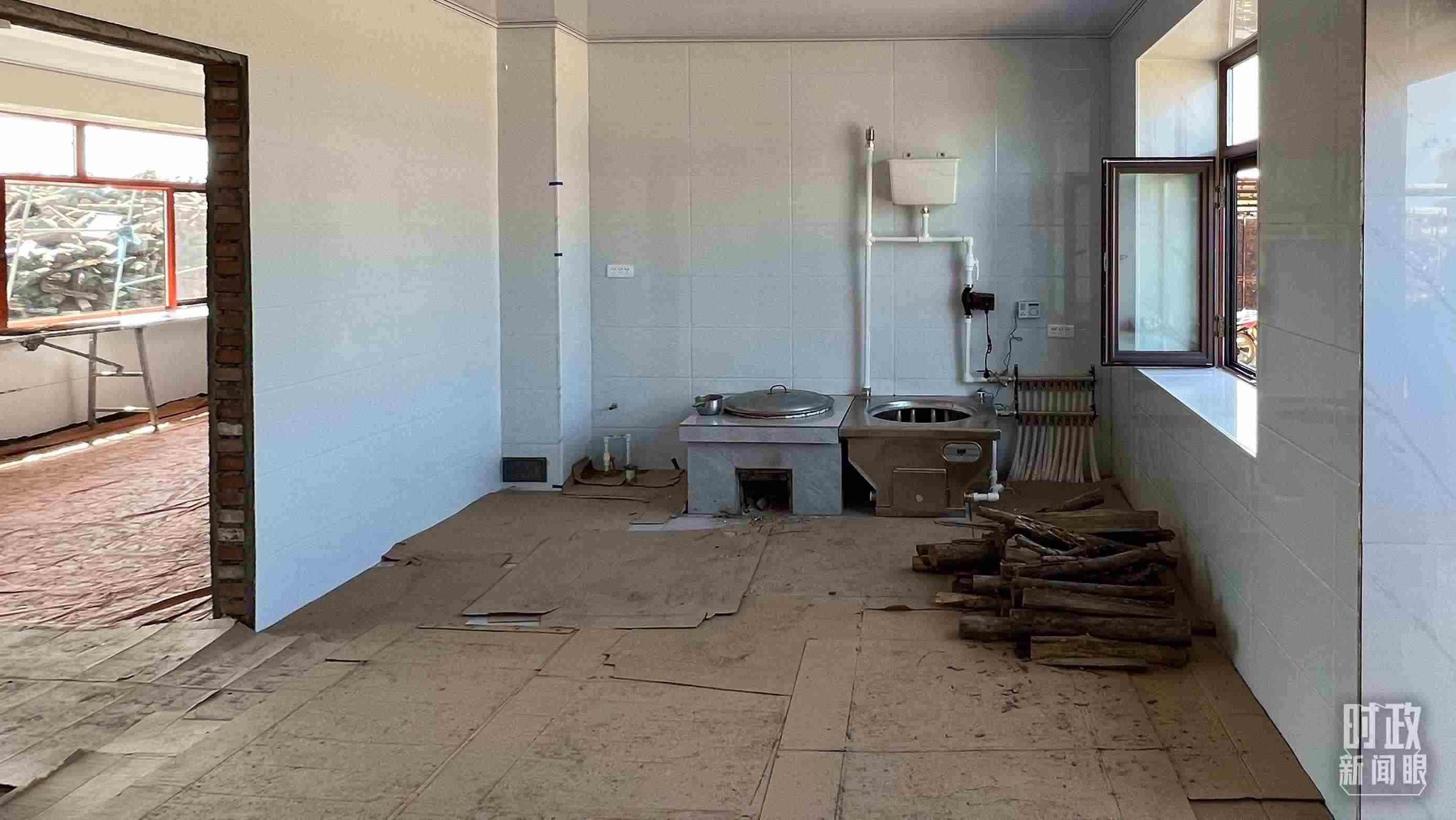 △龍王廟村內(nèi)，受災(zāi)房屋內(nèi)部正在進(jìn)行翻修。（總臺央視記者邢彬拍攝）