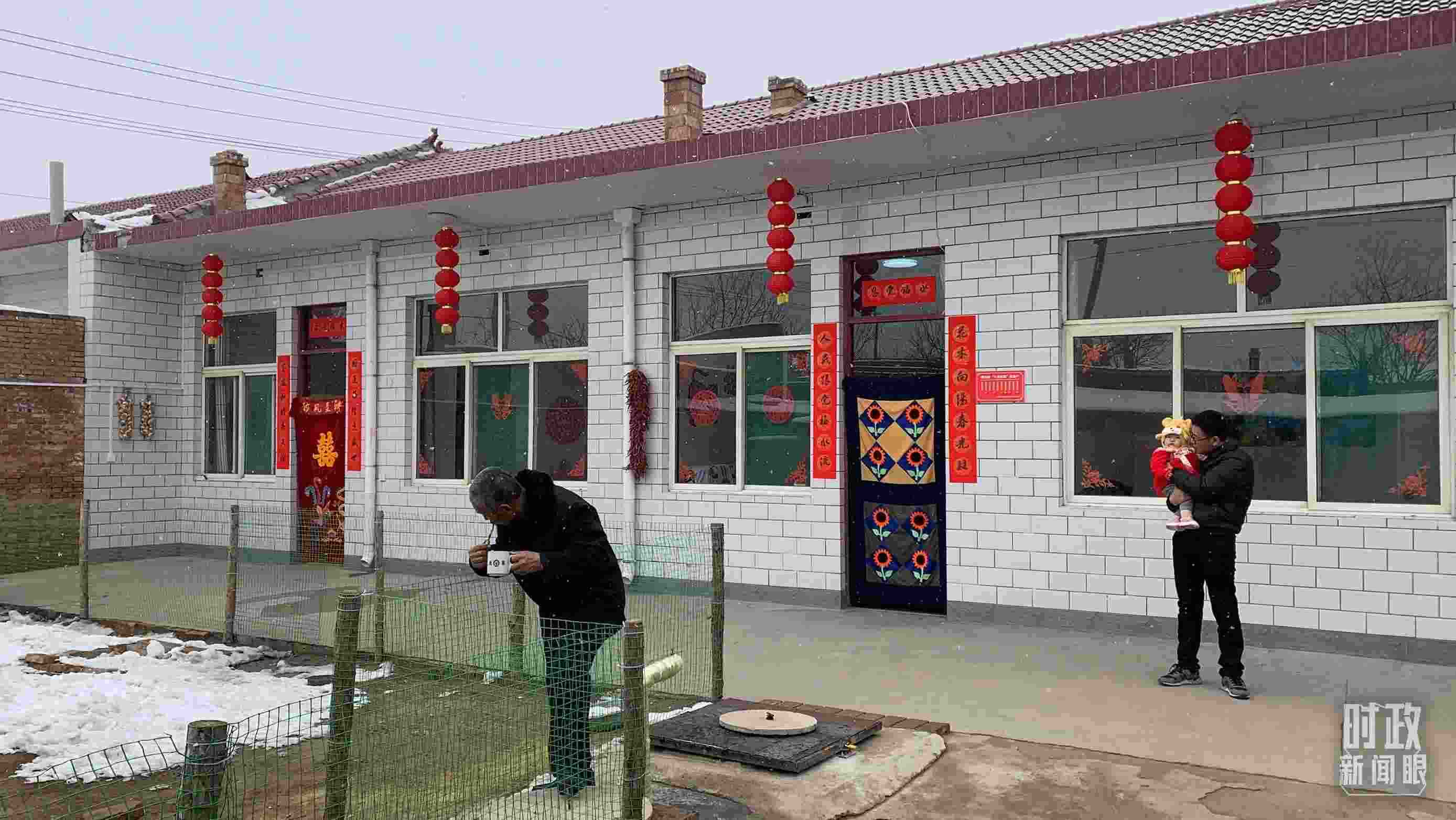 △ 當(dāng)年春節(jié)來臨之前，馮南垣村受災(zāi)村民全部搬進(jìn)了新家。（總臺央視記者段德文拍攝）