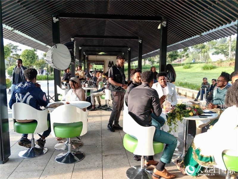 友誼廣場的果汁店一座難求。人民網記者 陳星星攝