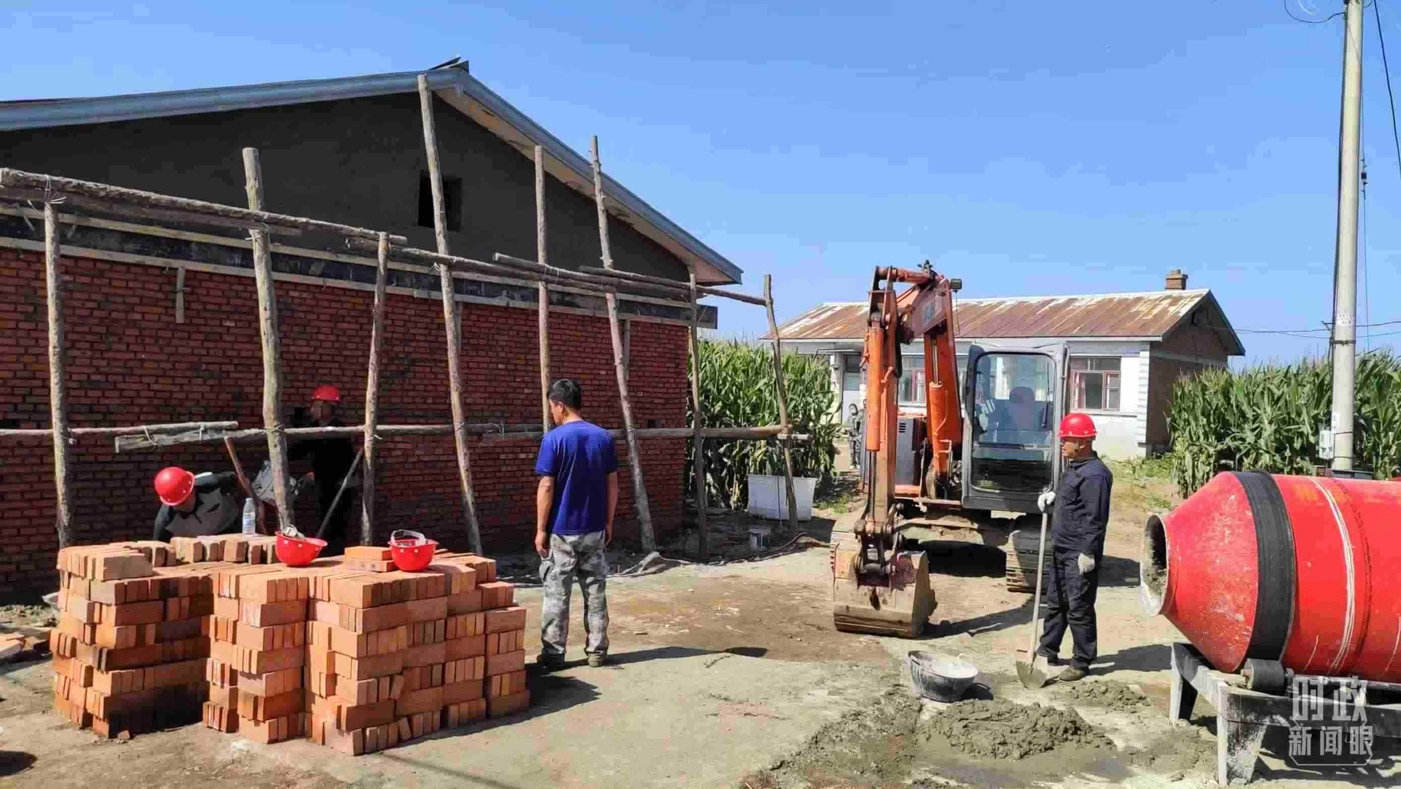 △村民正在修繕被損的房屋。（總臺央視記者薛冠南拍攝）